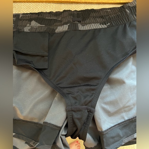 EUC ATHLETA MESH RACER RUN MID RISE 4 SHORT size small - Picture 8 of 9